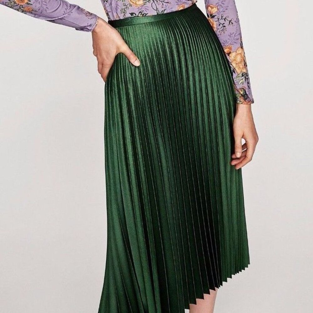 Zara XS satin emerald green pleated  skirt